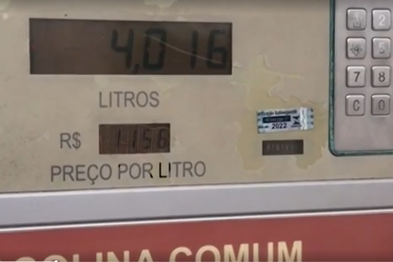 Bomba exibe R$ 11,56 pelo litro da gasolina (Foto: G1/YouTube/Reprodução)
