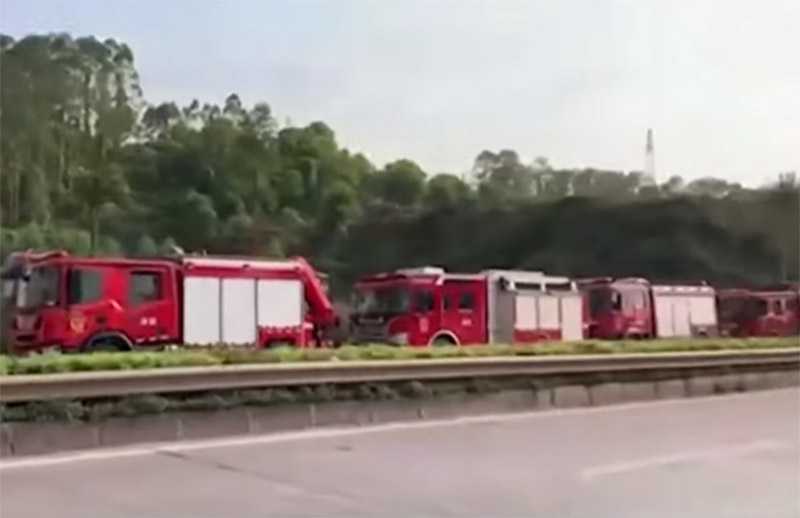 Local é de difícil acesso e bombeiros ainda não encontraram sobreviventes (Foto: YouTube/Reprodução)