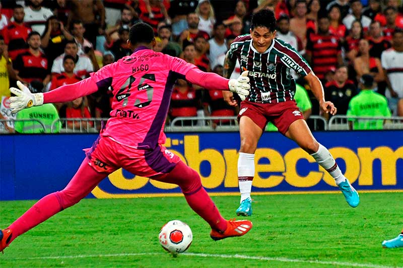Cano chuta para marcar gol no Flamengo: vantagem tricolor (Foto: Mailson Santana/FFC)