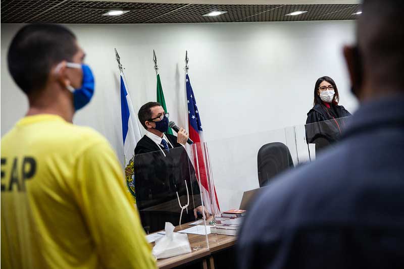 Elias Barbosa ouve sentença no julgamento (Foto: Raphael Alves/TJAM)