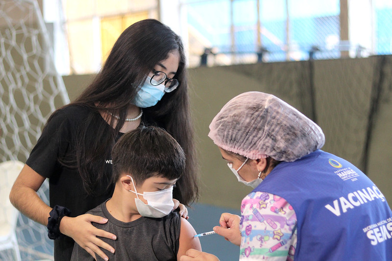 Criança é vacina contra a Covid-19: postos exclusivos em Manaus (Foto: Camila Batista/Semsa)