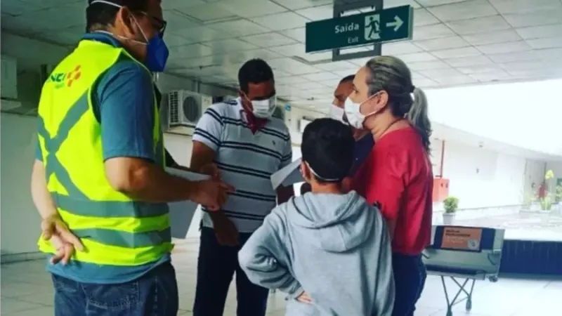 Menino de 9 anos viaja sozinho de avião, sem passagem e coloca em xeque a  segurança 