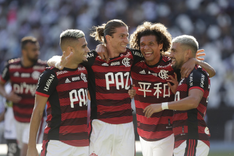 Jogando com camisa fazendo apelo pela paz, Flamengo venceu clássico contra o Vasco (Foto: Gilvan de Souza/CRF)