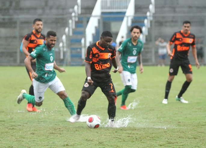 Manaus FC (de camisas verdes) empatou com o Manauara na primeira partida (Foto: Antônio Assis/FAF)
