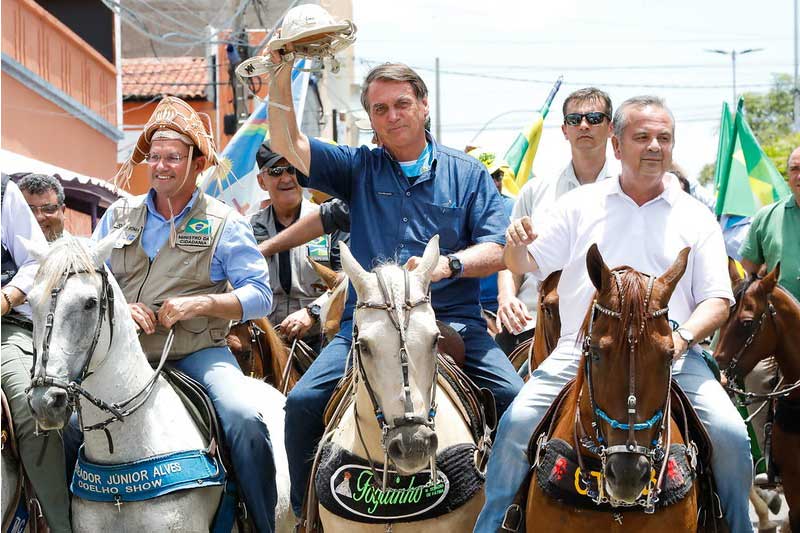 Presidente Jair Bolsonaro em jegueata no Nordeste: opção à gasolina cara (Foto: Presidência da República)