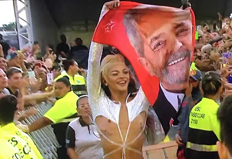 Pabllo Vittar exibiu bandeira com foto de Lula (Foto: Twitter Pabllo Vittar/Reprodução)