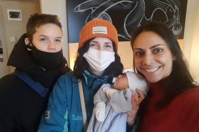 A ucraniana Maria (ao centro) e seu filho, Igor (à esq.), em visita à brasileira Ludimila Molotievschi (à dir.) após o nascimento do bebê Rafael, em Kiev (Foto: Reprodução/Acervo pessoal)