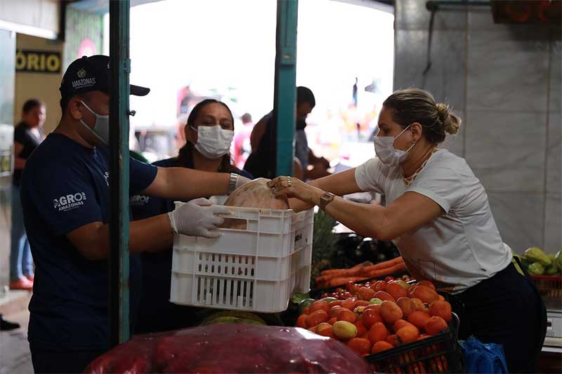 Servidores da Sepror coletam alimentos com feirantes (Foto: Bruno Zanardo/Secom)