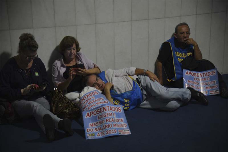 Aposentados em protesto no Congresso: direitos garantidos na Justiça (Foto: Fabio Rodrigues Pozzebom/ABr)