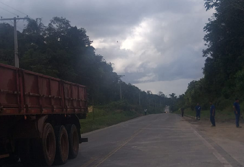 Trecho foi liberado após remoção do caminhão e limpeza da via (Foto: Divulgação/PRF)