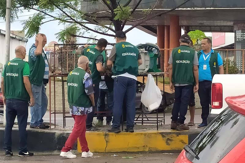 Agentes da Semasc retiraram da calçada bancas de ambulantes (Foto: Semasc/Divulgação)