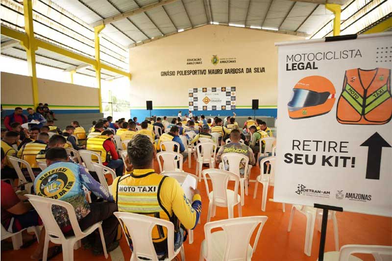 Mototaxistas receberam capacete e colete de graça (Foto: Detran-AM/Divulgação)