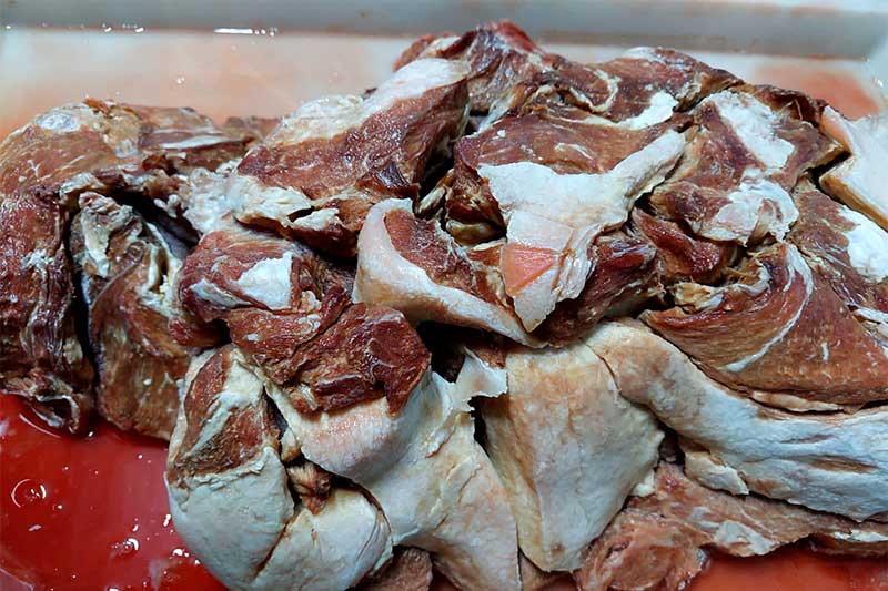Carne de porco imprópria para o consumo foi apreendida (Foto: Adaf/Divulgação)