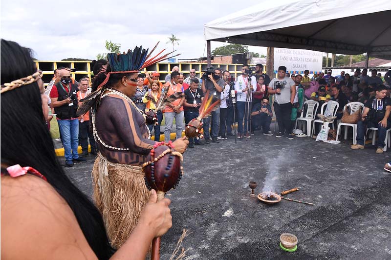 Indígenas realizaram ritual na inauguração de cemitério (Foto: Dhyeizo Lemos/Semcom)