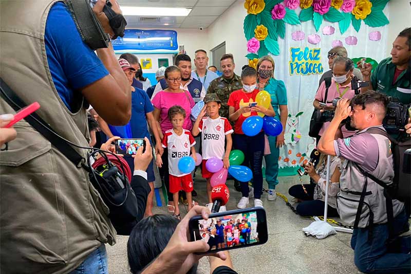Crianças indígenas deixam hospital em Manaus (Foto: Murilo Rodrigues/ATUAL)