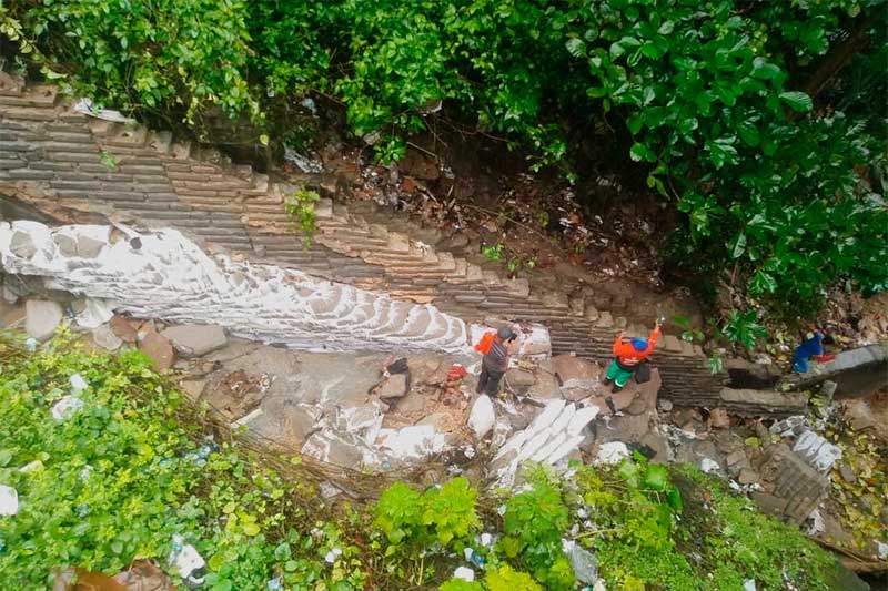 Erosão em terreno com declive ameaça casas (Foto: Defesa Civil/Divulgação)