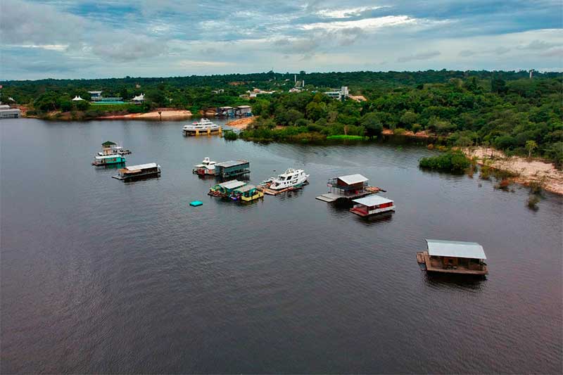 Flutuantes no Rio Tarumã-Açu: ocupação irregular (Foto: Sema/Divulgação)