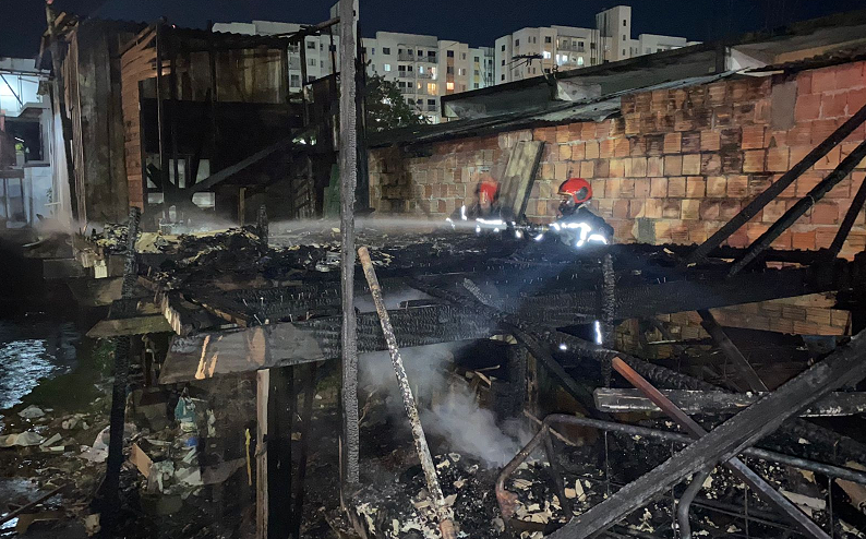 Incêndio destrói casas de madeira em Manaus (Foto: Divulgação/CBMAM)