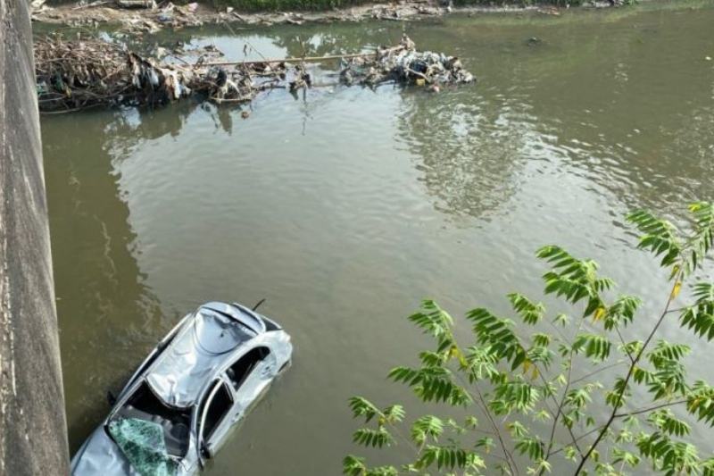 Carro em igarapé após acidente (Foto: Reprodução/Facebook)