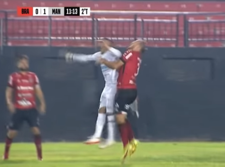 Lance da expulsão do atacante Raphael Ibiapino (Foto: Reprodução YouTube/DAZN)