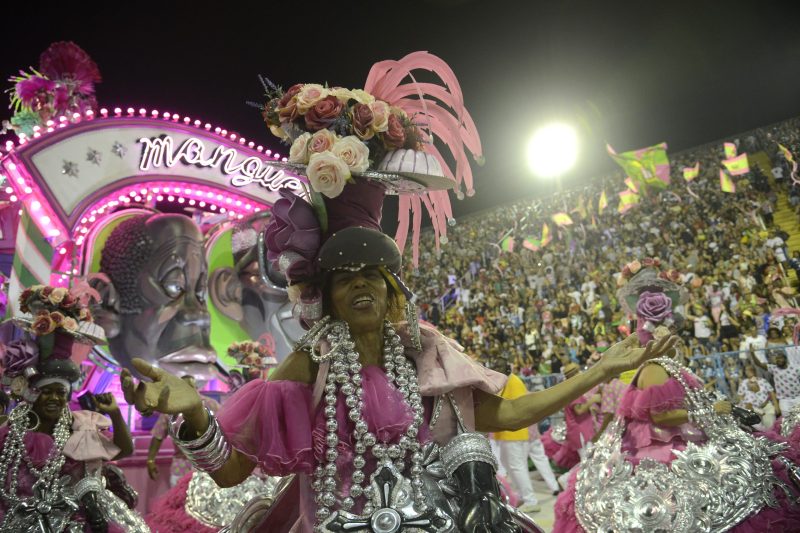 Mestre-Sala e Porta-Bandeira da Mangueira, Carnaval de 1957. Arquivo  Nacional. Fundo Correio da Manhã. BR_RJANRIO_PH_0_F…