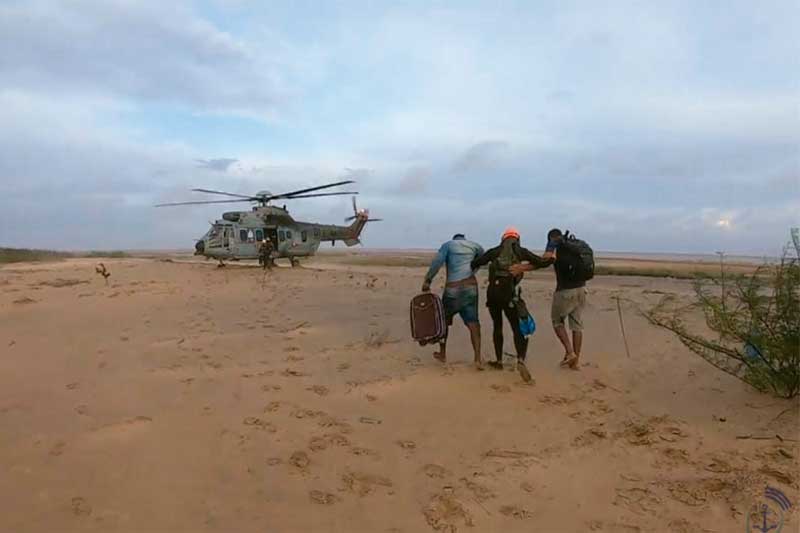 Marinha usou helicóptero para resgatar náufragos (Foto: Marinha/Divulgação)