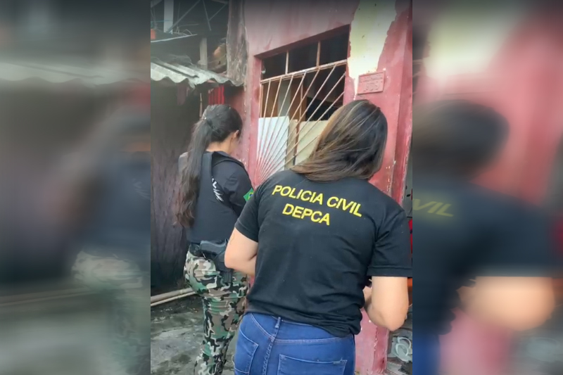 Policiais fazem buscas em casa atrás de casal (Foto: Polícia Civil/Divulgação)