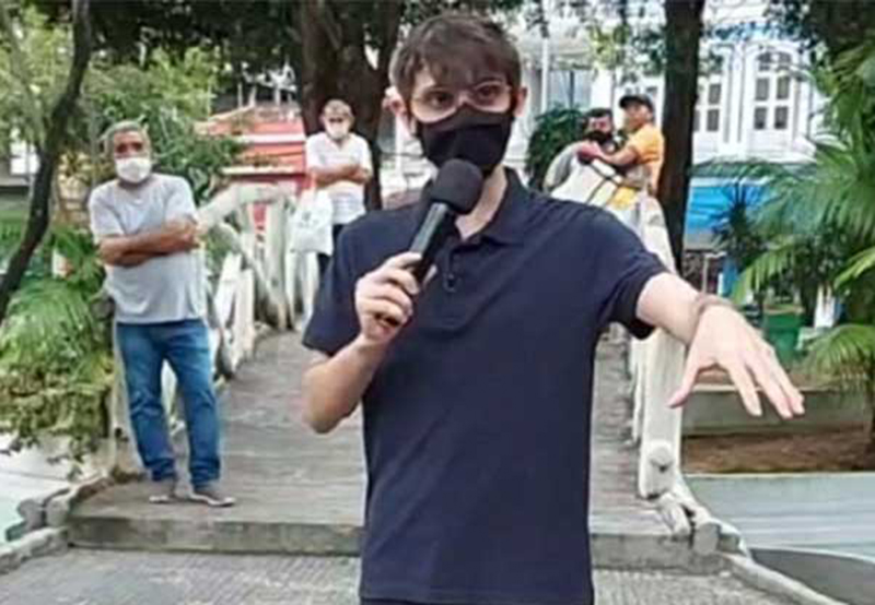 Vereador Amom Mandel discursa na praça em Manaus (Foto: Facebook/Reprodução)