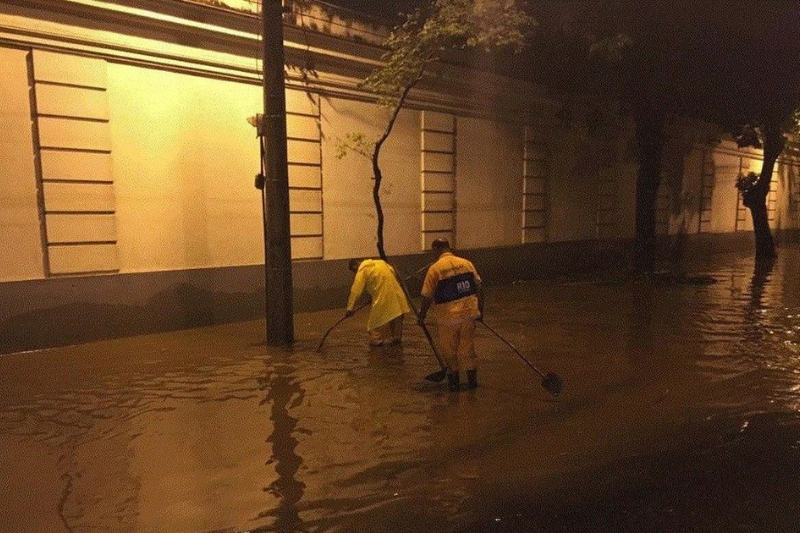 O estágio de alerta é o quarto nível, em uma escala de cinco, e significa que uma ou mais ocorrências graves impactam a cidade (Foto: Reprodução/COR-Rio)