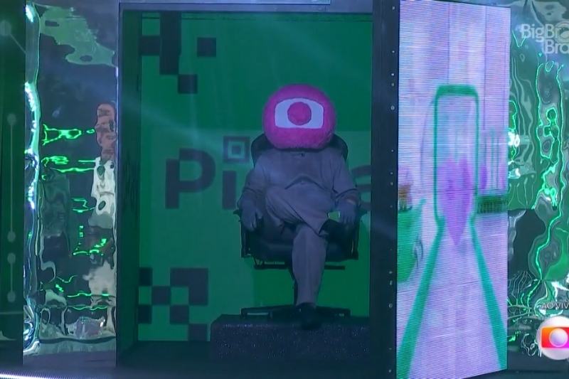 Boninho se divertiu na festa disfarçado de Globolinha (Foto: Reprodução/Globoplay)
