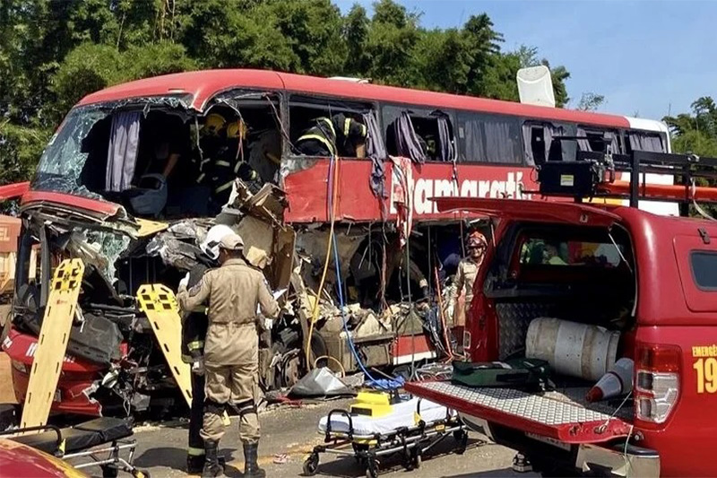 Lateral do ônibus foi arrancada com o choque (Foto: PRF/Divulgação)