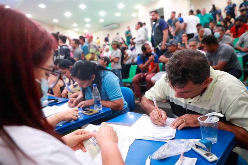 Donos de imóveis assinam desapropriação (Foto: Bruno Zanardo/Secom)