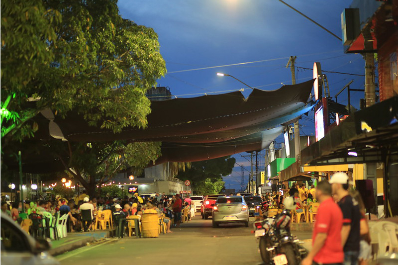 Lona cobre trecho de rua na praça: poluição visual (Foto: Antonio Pereira/Semcom)