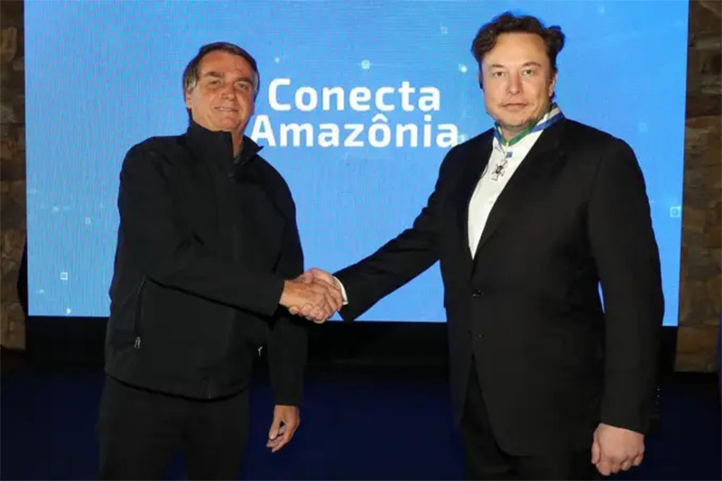 Jair Bolsonaro com Elon Musk: projeto para internet na Amazônia (Foto: Twitter/PR/Reprodução)