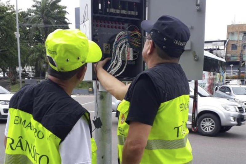Técnicos do IMMU inspecionam caixa de energia de semáforo: furto de fiação (Foto: IMMU/Divulgação)