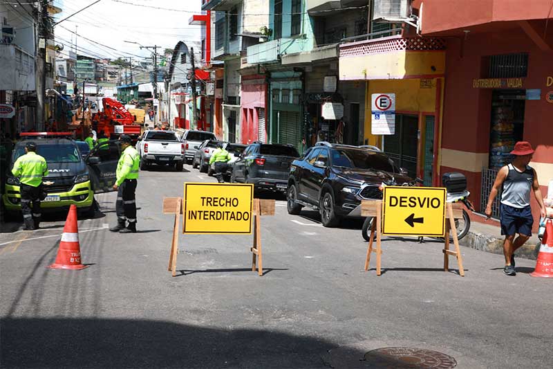 Parte da Rua dos Barés está interditada (Foto: Sdiney Mendonça/Semcom)