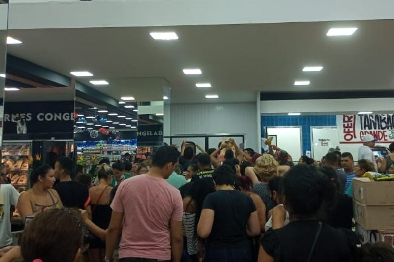 Clientes disputam produtos com preços promocionais em inauguração de supermercado (Foto: Reprodução)