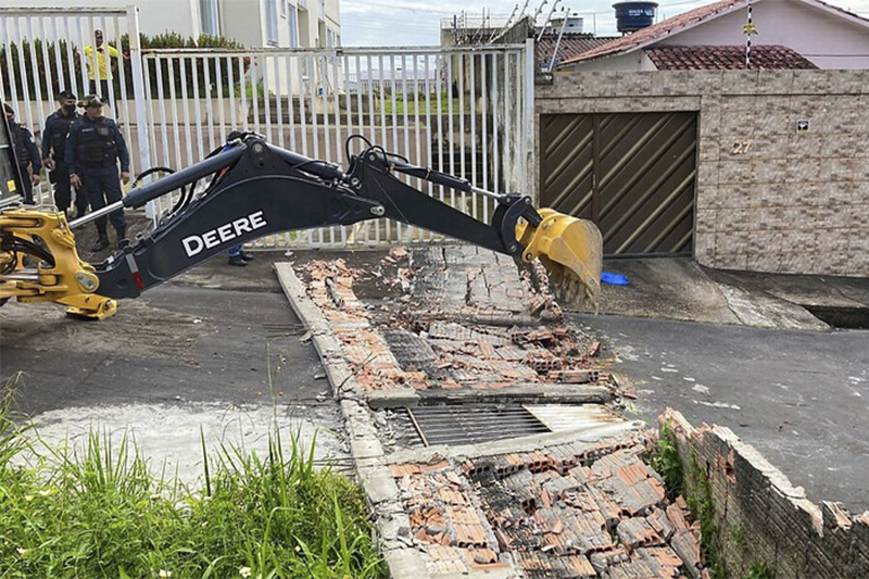 Muro que bloqueava rua foi demolido (Foto: Implurb/Divulgação)