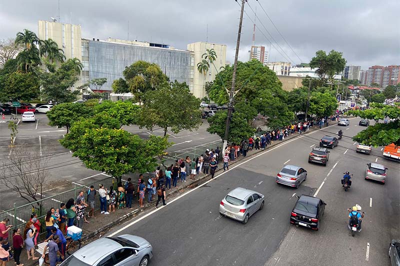 Eleitores formam fila imensa no TRE-AM (Foto: Felipe Campinas/ATUAL)