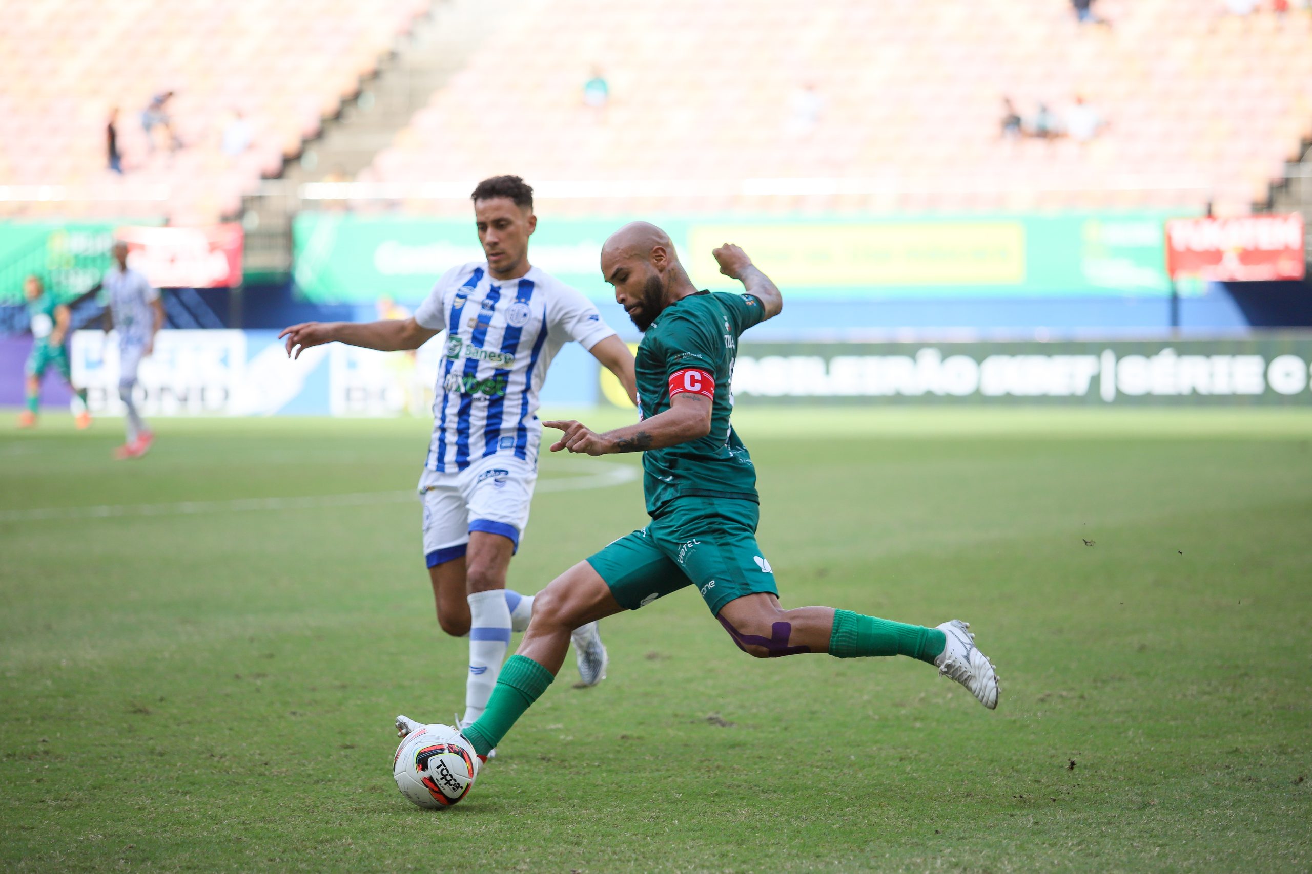 Após o empate em 0 a 0 entre Manaus FC (de verde) e Confiança, garrafa d'água foi arremessada contra árbitros (Foto: Ismael Monteiro/Manaus)