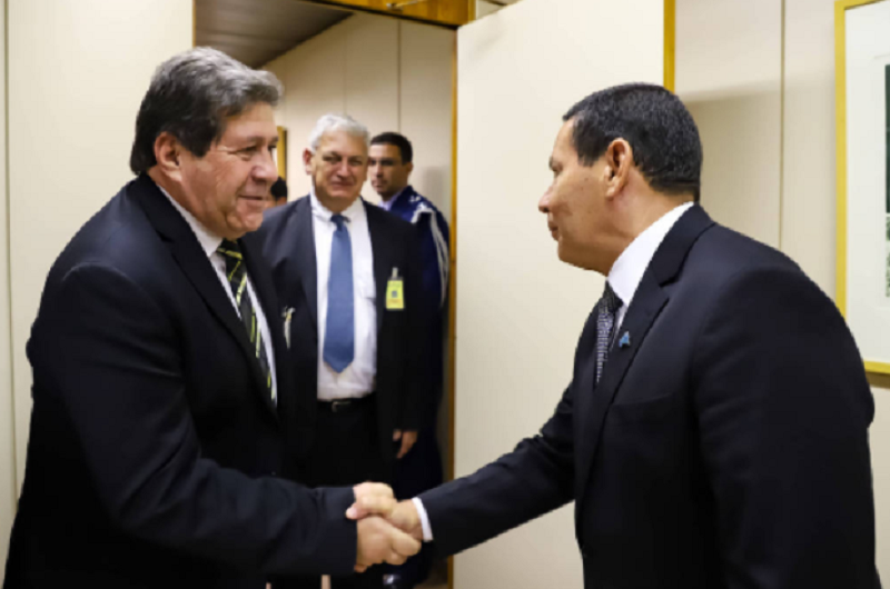 Vice-Presidente Hamilton Mourão recebe Cláudio Barroso Magno Filho em junho de 2019 (Foto: Romério Cunha/VPR)