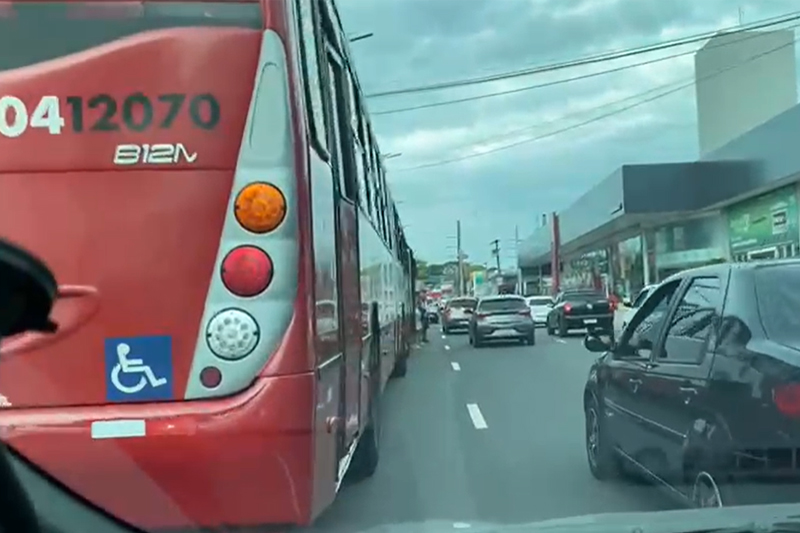 ônibus ficou parado no lado esquerdo da pista (Foto: ATUAL)