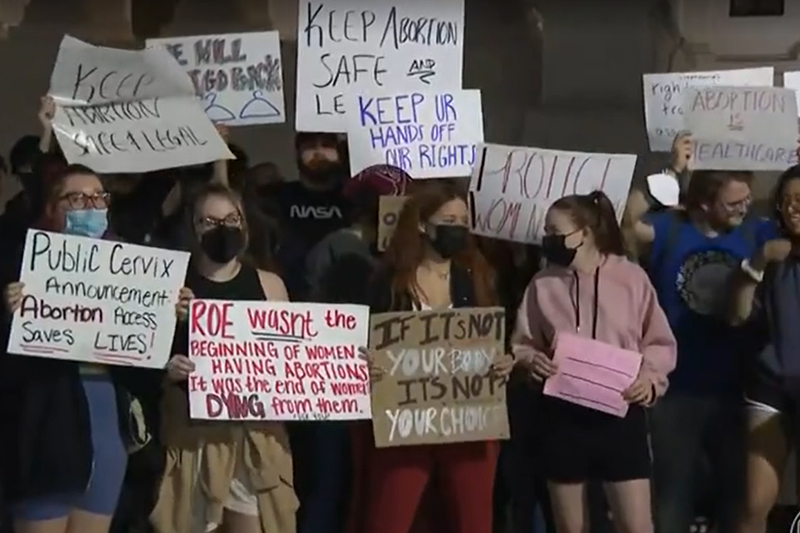 Manifestação em frente à Suprema Corte: defesa do aborto (Foto: Globo News/YouTube/Reprodução)