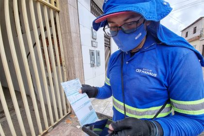 Funcionário emite guia da conta de água: mudança para comerciantes (Foto: Ageman/Divulgação)