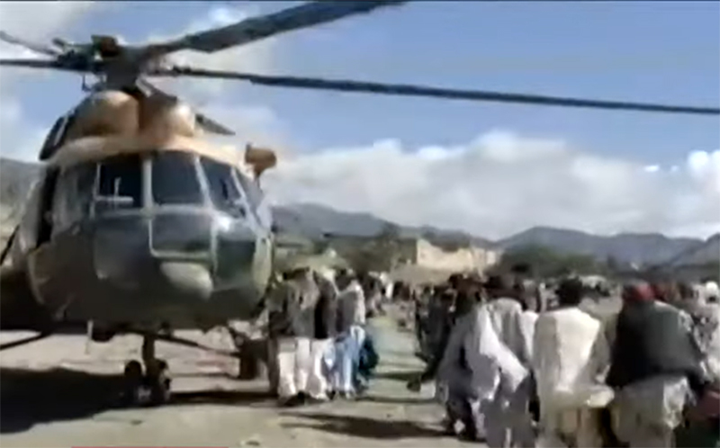 Feridos são levados de helicóptero para hospitais (Foto: YouTube/Reprodução)