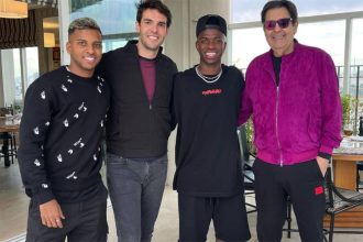 Faustão usou jaqueta roxa e óculos escuros (Foto: Instagram/Reprodução)