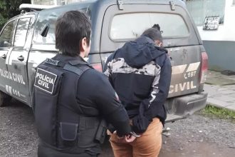 Mãe foi presa longe da casa dela pela Polícia Civil (Foto: Polícia Civil-RS/Divulgação)
