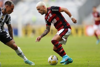 Arrascaeta não conseguiu superar a forte marcação do Atlético-MG (Foto: Gilvan de Souza/Flamengo)