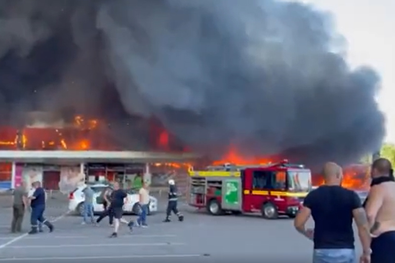 Shopping pegou fogo ao ser atingido por míssil (Foto: TV Globo/YouTube/Reprodução)