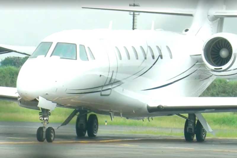 Avião ficou na pista do aeroporto de Boa Vista (Foto: YouTube/Reprodução)